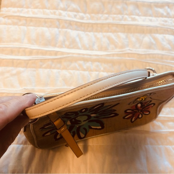 Small 🐝 Coach Handbag🐝 - Picture 7 of 8